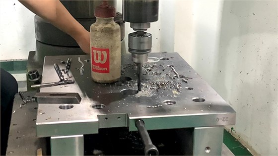注塑厂市场指导使用顶针油必看事项