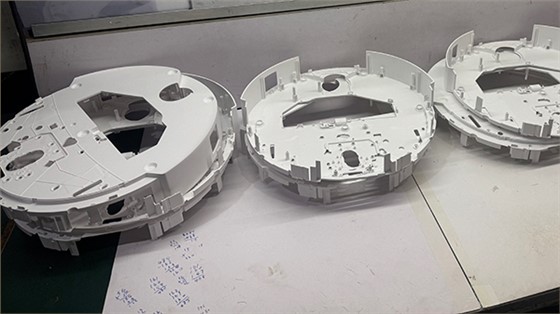 扫地机器人定做的塑料模具制品为何会变硬