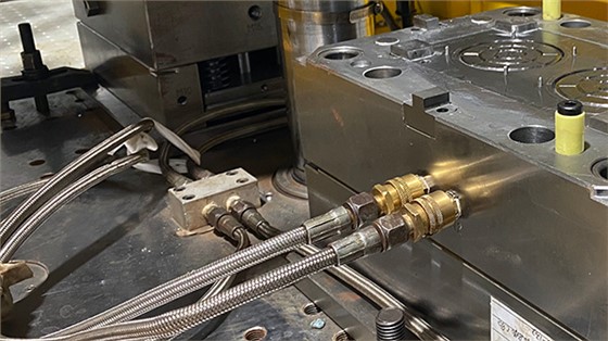 户外宠物喂食器脱模系统的形式组成和设计原则