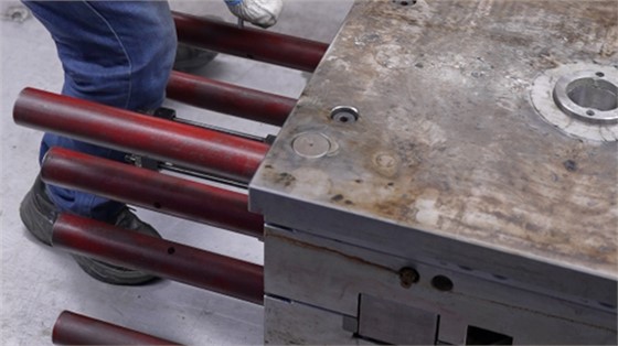 东莞注塑加工浅析模具装防尘板的主要原因