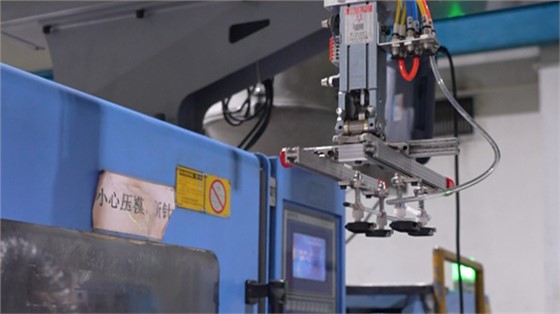 注塑车间扫地机器人的定模和动模区别特点