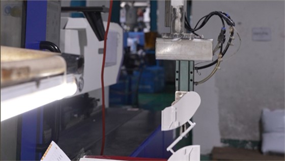 扫地机器人注塑浅谈模具加工的复杂过程