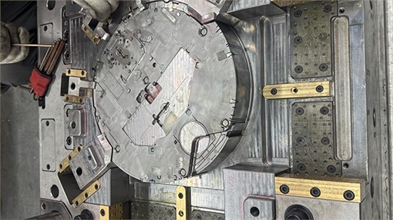 扫地机模具加工厂：铝合金分流模具合理使用方法