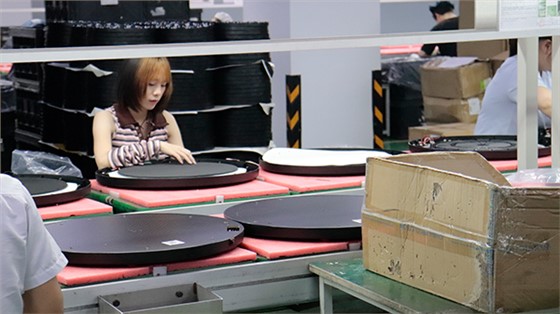 东莞注塑模具加工制造厂商：扫地机器人定制，嵌件预热与脱模剂选用技巧