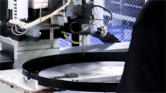 东莞注塑模具加工制造厂商：二次包覆成型包胶不牢的成因与解决