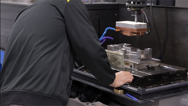 大型塑胶模具注塑成型过程中颜色不均匀的解决问题 大型塑胶模具注塑成型过程中颜色不均匀的解决问题