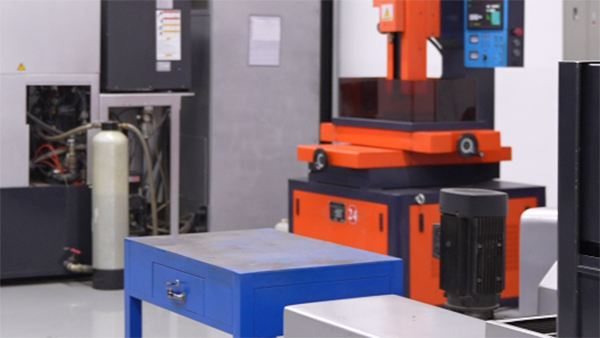 扫地机器人模具说说模具制造中大型模具报价的情况 扫地机器人模具说说模具制造中大型模具报价的情况