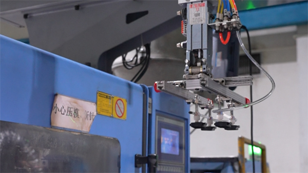 注塑车间扫地机器人的定模和动模区别特点 注塑车间扫地机器人的定模和动模区别特点