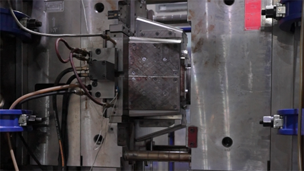 塑料模具制造顶白现象:7大核心原因+场景化改善方法 塑料模具制造顶白现象:7大核心原因+场景化改善方法