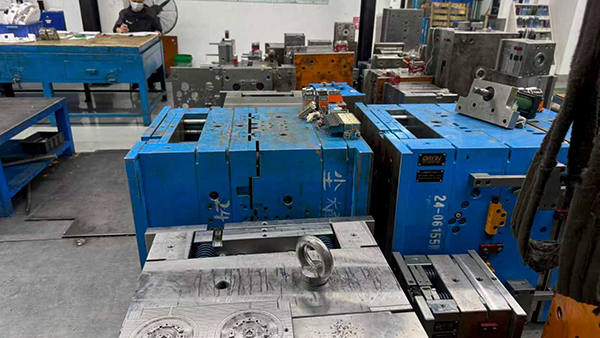 扫地机开模注塑：塑料模具润滑的关键要素