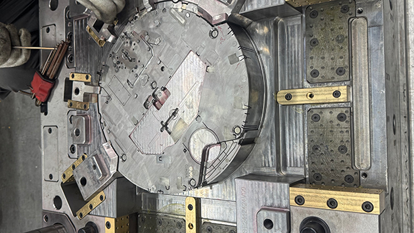 扫地机模具加工厂：铝合金分流模具合理使用方法