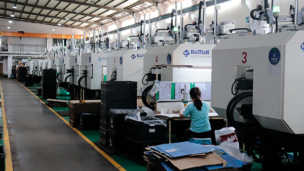 模具制造加工厂家：塑料制品冬季变硬的原因解析