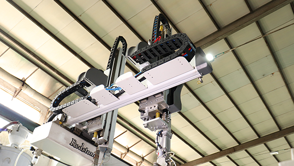 扫地机开模注塑溢边难题：成因与大银塑胶改善方案