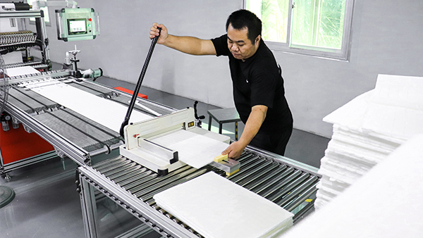 东莞订制塑胶模具厂：注塑模具产品设计的关键考量