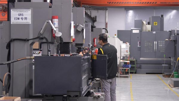 东莞扫地机开模注塑加工：如何解决飞边、短射、烧焦等量产难题？