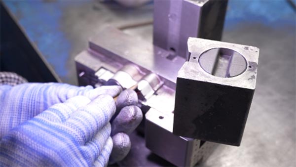 东莞扫地机模具设计：如何避免从图纸到量产的结构性与成本陷阱？