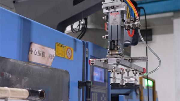 东莞注塑加工厂：模具的抛光与装配，如何决定产品最终的&ldquo;颜值&rdquo;与可靠？