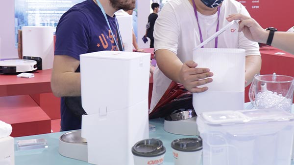 宠物喂食器厂家_智能宠物用品塑胶件开发_大银塑胶